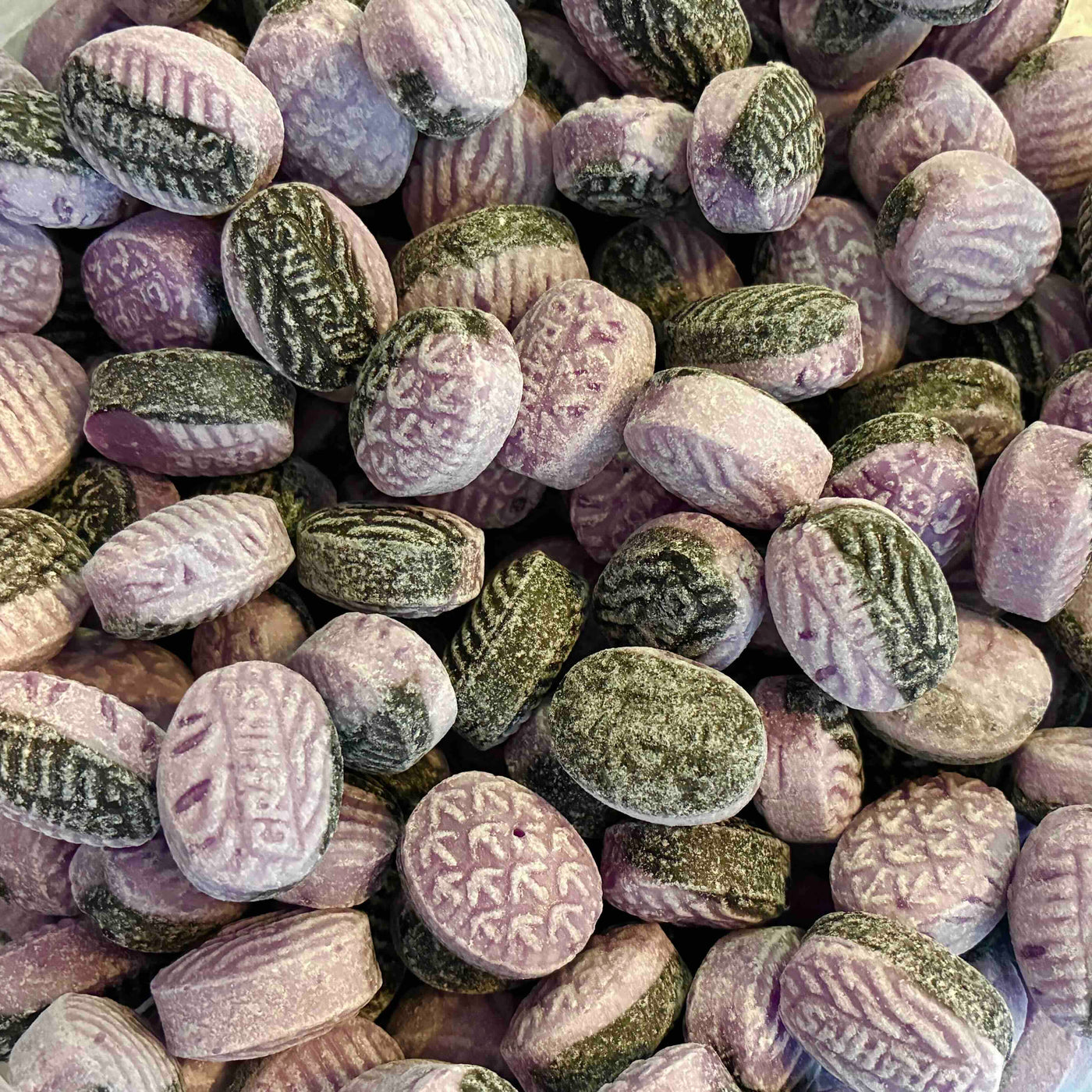 Lakritz-VeilchenBonschen-Dropje _Ihr sucht süßes Lakritz aus Holland? Hier findet Ihr leckere süße Lakritz und viele weitere Sorten. Von Süß bis Salzig, von Vegan bis Zuckerfrei. Kräftig, mild, süßlich, salzig, einfach lecker! Jetzt süßes Lakritz online bestellen in deinem Lakritz Online Shop | Dropje lekker Lakritz.