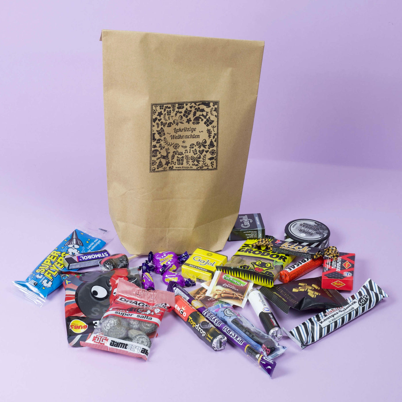 Weihnachtliche Adventstüte gefüllt mit 24 besonderen Lakritzspezialitäten – ideal zum Verschenken oder für den Adventskalender