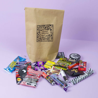 Weihnachtliche Adventstüte gefüllt mit 24 besonderen Lakritzspezialitäten – ideal zum Verschenken oder für den Adventskalender