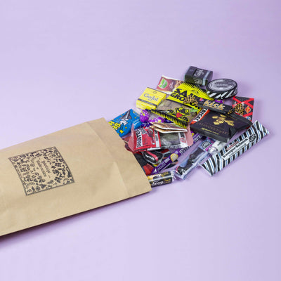 Adventstüte mit bunter Lakritzmischung – 24 verschiedene Lakritzsorten wie Pastillen, Schokolakritz und Salmiak in dekorativer Tüte