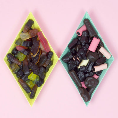 Bunter Lakritz-Mix mit fruchtigen und süßen Sorten – liebevoll angerichtet, ideal als Geschenk oder zum Naschen.
