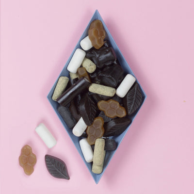Würzige Lakritzmischung mit Sorten wie Süßholz, Minze, Honig und Salmiak – aromatisch und abwechslungsreich.