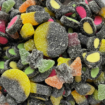 Bunte Mischung aus fruchtig-sauren Lakritzsorten, lose gemischt in einer Tüte.