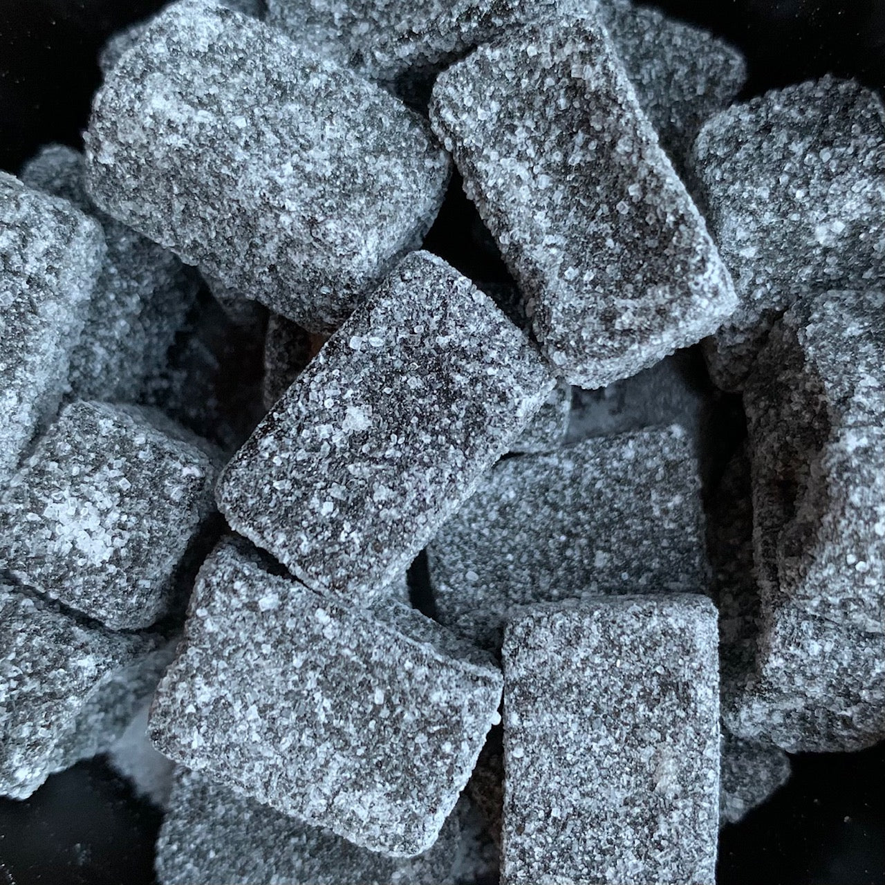 Confetteria leone sukaj Lakritze _Ihr sucht süßes Lakritz aus Holland? Hier findet Ihr leckere süße Lakritz und viele weitere Sorten. Von Süß bis Salzig, von Vegan bis Zuckerfrei. Kräftig, mild, süßlich, salzig, einfach lecker! Jetzt süßes Lakritz online bestellen in deinem Lakritz Online Shop | Dropje lekker Lakritz.
