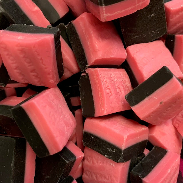 Lakritz Himbeer Fudge Lakritze _Ihr sucht süßes Lakritz aus Holland? Hier findet Ihr leckere süße Lakritz und viele weitere Sorten. Von Süß bis Salzig, von Vegan bis Zuckerfrei. Kräftig, mild, süßlich, salzig, einfach lecker! Jetzt süßes Lakritz online bestellen in deinem Lakritz Online Shop | Dropje lekker Lakritz.